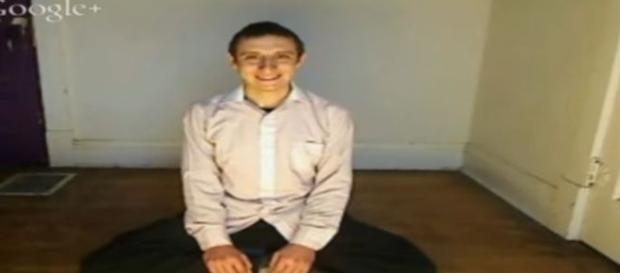 Sorriso insano é a marca registrada do misterioso jovem (El Rincón De Giorgio) Sorriso insano é a marca registrada do misterioso jovem (El Rincón De Giorgio)