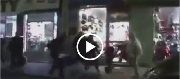 Ulicami Paryża wstrząsnęła istna uliczna batalia między policją a imigrantami. Ulicami Paryża wstrząsnęła istna uliczna batalia między policją a imigrantami.