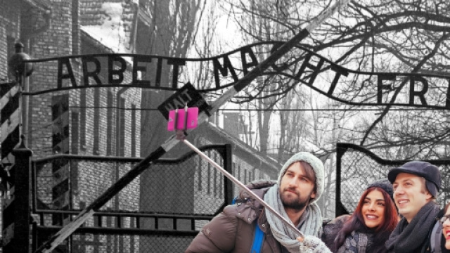 Come in un parco divertimenti: il selfie &egrave; pratica diffusa nelle visite ai lager nazisti. Lo svela un film appena uscito in Italia. Foto: The Forward