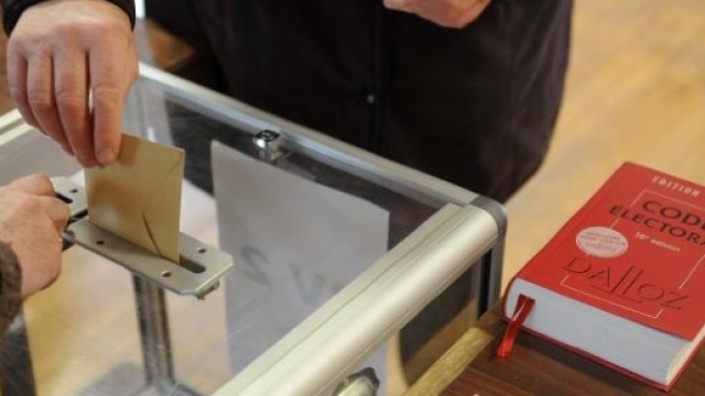 Qui est cet homme qui consulte pour les présidentielles ?