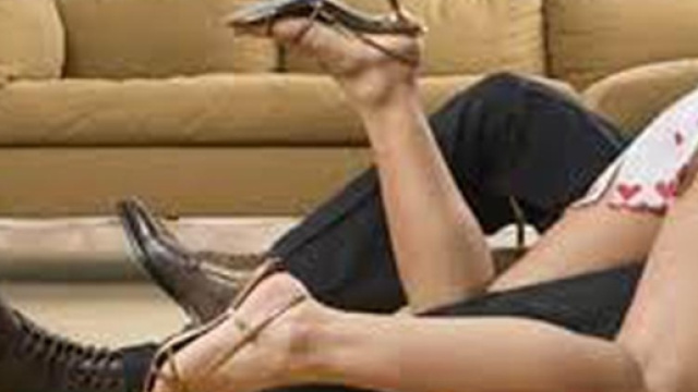 Rientra in casa in anticipo e trova la compagna tra le braccia del vicino di casa