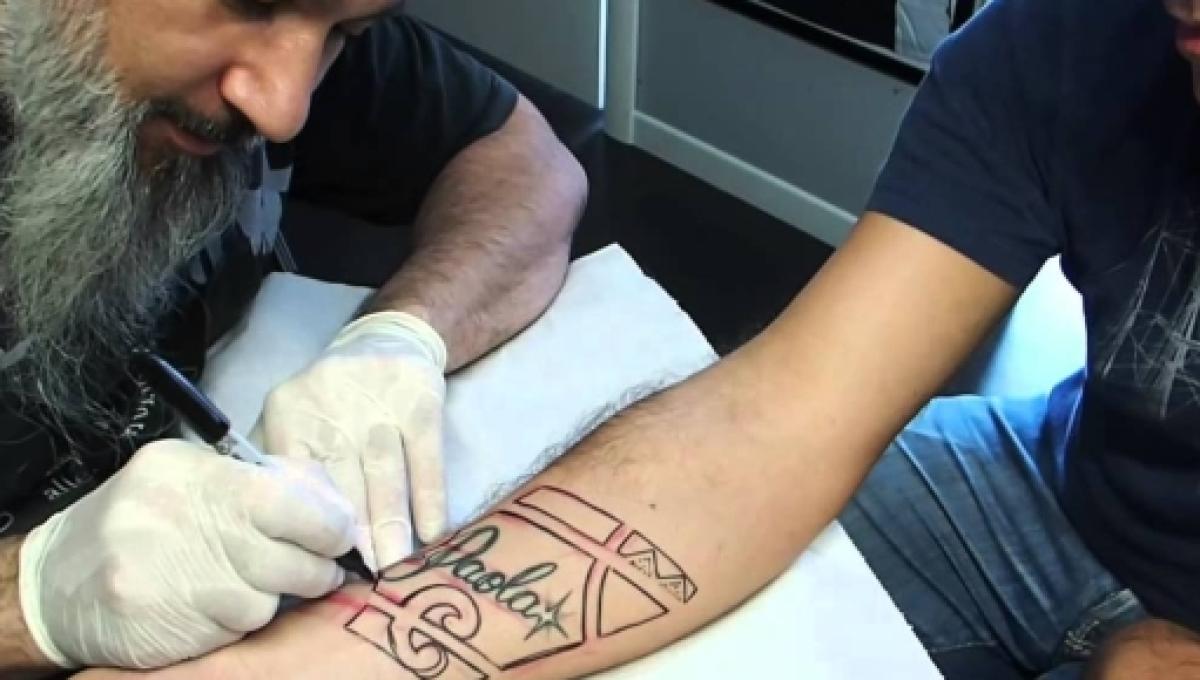 tatua per 57 ore 25 minuti e 30 secondi il guinness world record di alle tattoo