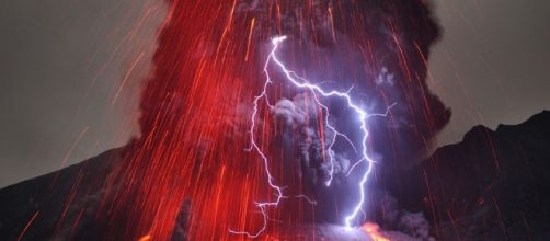 Fulmine sull'eruzione del vulcano Sakurajima