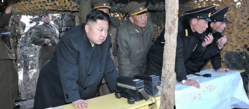 Kim Jong-un osserva il test di un ordigno nucleare.