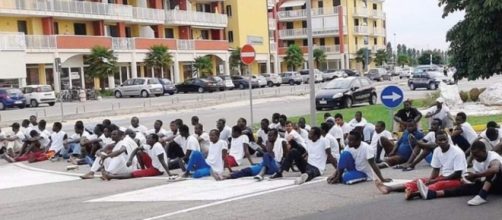 Profughi in rivolta e 25 operatori in ostaggio.