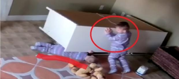 Bebê salva irmão gêmeo em vídeo - Google Bebê salva irmão gêmeo em vídeo - Google