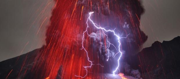 Fulmine sull'eruzione del vulcano Sakurajima Fulmine sull'eruzione del vulcano Sakurajima