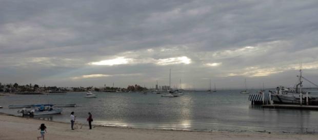 La Bahía de la Paz en diciembre; se ven las embarcaciones que llevan al Espíritu Santo. La Bahía de la Paz en diciembre; se ven las embarcaciones que llevan al Espíritu Santo.
