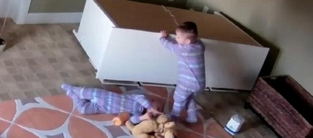 Un băiețel de de doi ani își salvează fratele geamăn peste care a căzut un dulap - Foto: captură YouTube Un băiețel de de doi ani își salvează fratele geamăn peste care a căzut un dulap - Foto: captură YouTube