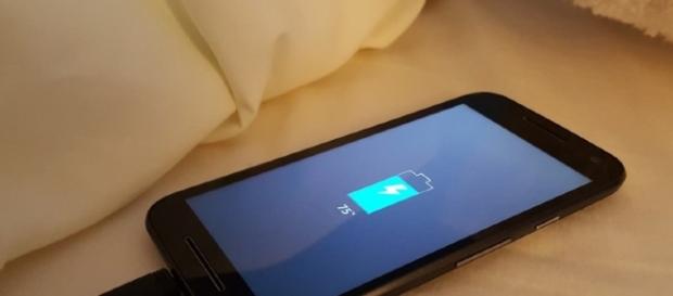 Usar o carregador de marca diferente do seu smartphone pode prejudicar a bateria Usar o carregador de marca diferente do seu smartphone pode prejudicar a bateria