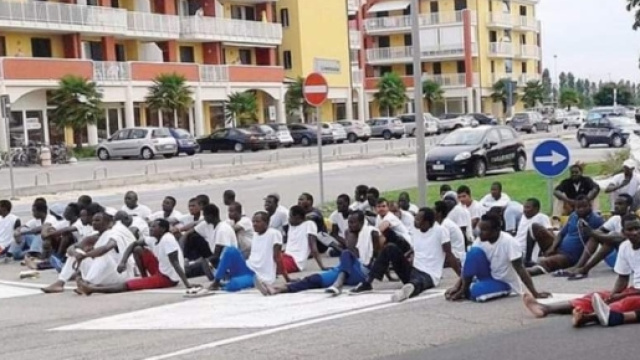 Profughi in rivolta e 25 operatori in ostaggio.