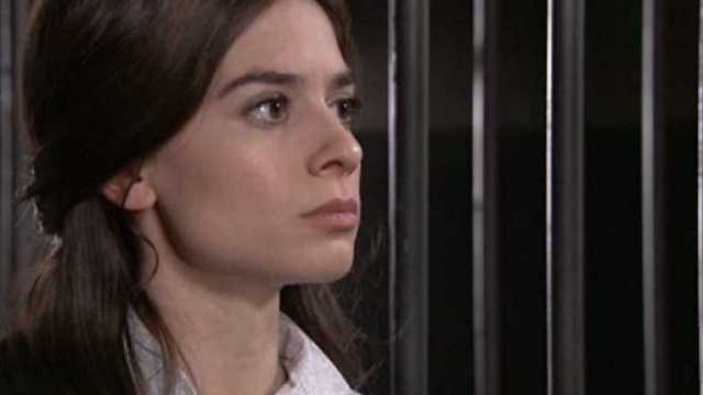 Una Vita: Teresa viene arrestata da Mauro