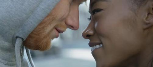 Ed Sheeran e Jennie Pegouskie nel video di Shape Of You
