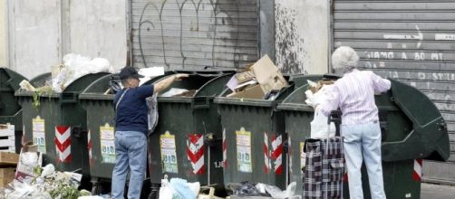 Italiani che frugano nei cassonetti. Secondo una stima saranno 9 milioni quelli che diventeranno poveri