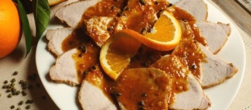 Medaglioni di maiale all'arancia con cipolline glassate di Anna Moroni