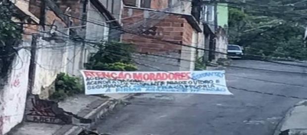A faixa colocada por bandidos em rua da Praça Seca Foto: Jacarepaguá Notícias RJ / Reprodução A faixa colocada por bandidos em rua da Praça Seca Foto: Jacarepaguá Notícias RJ / Reprodução