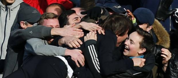 Após gol do Chelsea, Conte corre para a torcida Após gol do Chelsea, Conte corre para a torcida