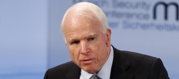 John McCain: não aprova o decreto migratório John McCain: não aprova o decreto migratório
