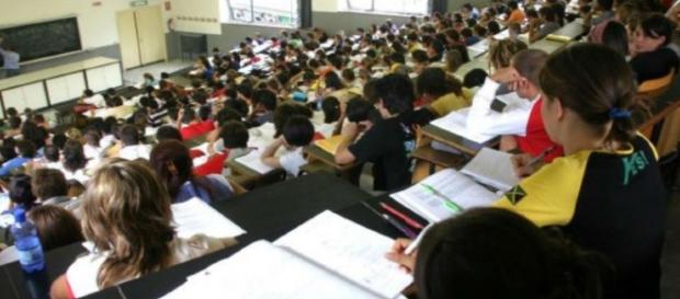 Oggi l'Università è la norma. Non c'è più selezione tra meritevoli e non meritevoli, ma è frequentata indistintamente da tutti Oggi l'Università è la norma. Non c'è più selezione tra meritevoli e non meritevoli, ma è frequentata indistintamente da tutti