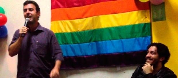 Momento em que o ex-candidato a prefeitura do Rio de Janeiro comenta sobre o assunto de formação LGBT para professores. Momento em que o ex-candidato a prefeitura do Rio de Janeiro comenta sobre o assunto de formação LGBT para professores.