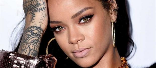 Rihanna teve seu número de telefone divulgado nas redes sociais Rihanna teve seu número de telefone divulgado nas redes sociais