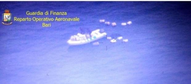 Un fotogramma del video dello spettacolare inseguimento della Guardia di Finanza Un fotogramma del video dello spettacolare inseguimento della Guardia di Finanza