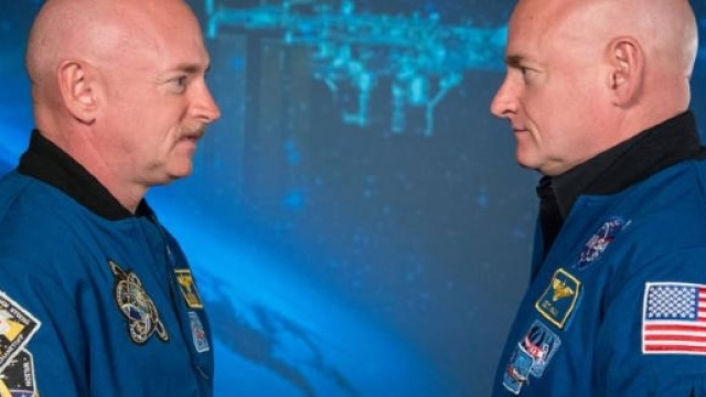 I gemelli astronauti della Nasa Scott, che &egrave; stato un anno in orbita, e Mark Kelly che &egrave; rimasto a Terra. Foto: Nasa
