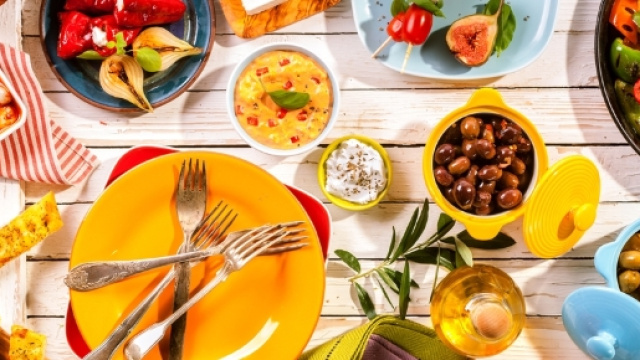 Usa piatti piccoli e colorati per mangiare meno - Melarossa - melarossa.it