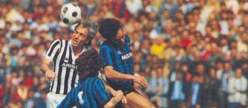 Bettega contrastato da Muller e Collovati in Juventus-Inter del 1983: 3-3 sul campo, poi 2-0 per l'Inter a tavolino
