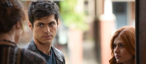 Shadowhunters' 2×05 Promo: 'Dust and Shadows' – TMI Source - tmisource.com