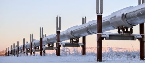 An oil pipeline in Alaska. Photo by Robson Machado, Pixabay.