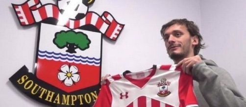 Gabbiadini mostra la maglia del Southampton