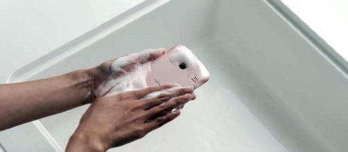 lo smartphone che si lava col sapone!