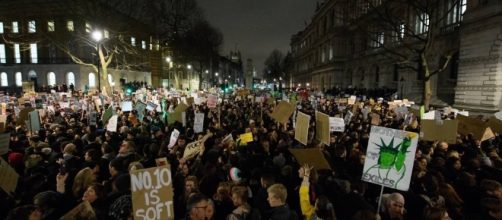 Londra, migliaia manifestano davanti a Downing Street contro la ... - corriere.it