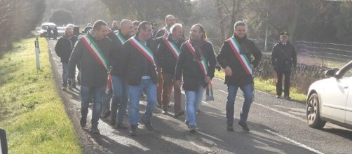 Sardegna, la marcia di protesta dei sindaci del Meilogu contro lo stato della SS 131 bis. (foto di Antonio Caria)
