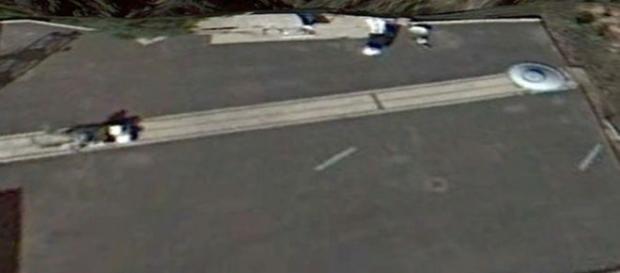 Alegado UFO repercute entre os entusiastas da vida alienígena (Google Earth) Alegado UFO repercute entre os entusiastas da vida alienígena (Google Earth)