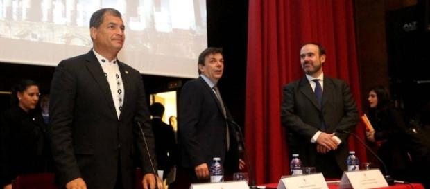 El presidente de Ecuador junto al rector de la Complutense, Carlos Andradas (vía Diario El Tiempo) El presidente de Ecuador junto al rector de la Complutense, Carlos Andradas (vía Diario El Tiempo)