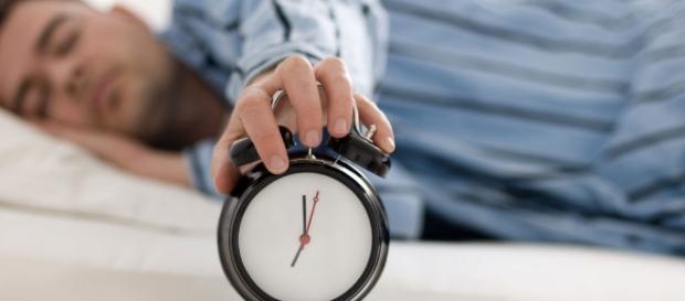 Especialista não recomenda não olhar as horas ao acordar no meio da noite Especialista não recomenda não olhar as horas ao acordar no meio da noite