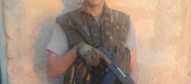 Imagen de Ryan Lock posando en Siria con su arma. Imagen de Ryan Lock posando en Siria con su arma.