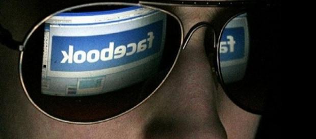 Internauta navegando pelo Facebook Internauta navegando pelo Facebook
