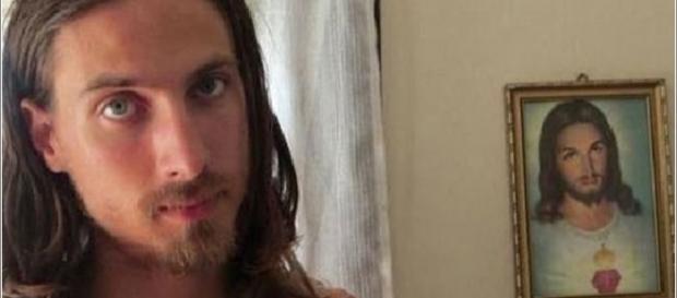 Jovem gasta mais de 200 mil dólares para ficar igual a Jesus Cristo Jovem gasta mais de 200 mil dólares para ficar igual a Jesus Cristo