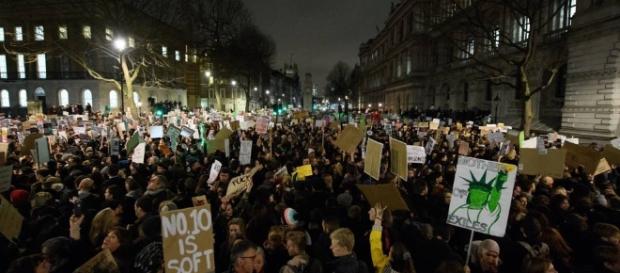 Londra, migliaia manifestano davanti a Downing Street contro la ... - corriere.it Londra, migliaia manifestano davanti a Downing Street contro la ... - corriere.it