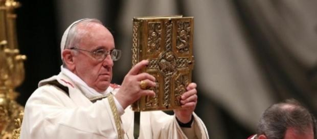Notícia falsa sobre o Papa Francisco gera polêmica entre fiéis Notícia falsa sobre o Papa Francisco gera polêmica entre fiéis