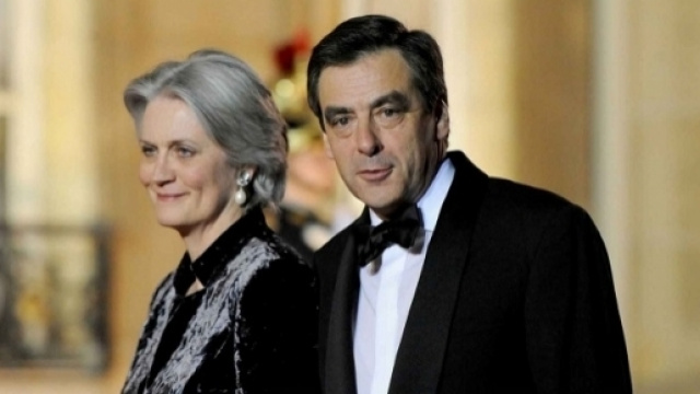 Il candidato presidente francese, Francois Fillon, insieme alla moglie Penelope