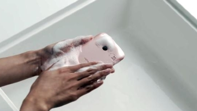 lo smartphone che si lava col sapone!