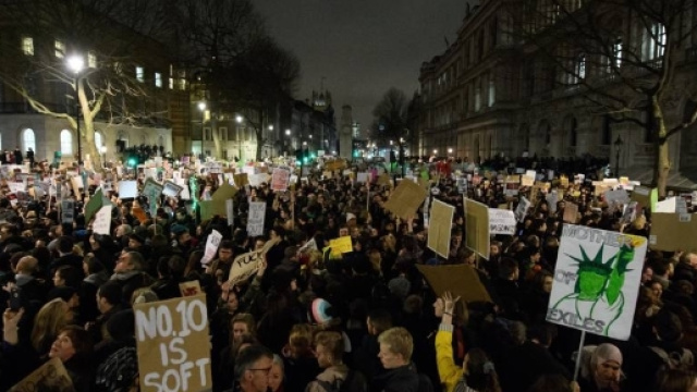 Londra, migliaia manifestano davanti a Downing Street contro la ... - corriere.it
