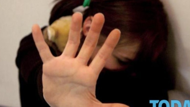 Shock in classe: "La prof ha tirato il banco contro mia figlia ... - today.it