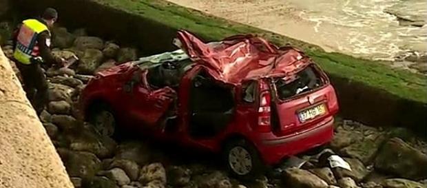 Automóvel galgou o muro e caiu nas rochas junto à praia Automóvel galgou o muro e caiu nas rochas junto à praia