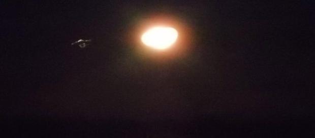 Foto original e inalterada do UFO sobre o mar, próximo à lua. Na terceira foto, veja imagem da testemunha no local do evento (Chad Haines/ The Packet) Foto original e inalterada do UFO sobre o mar, próximo à lua. Na terceira foto, veja imagem da testemunha no local do evento (Chad Haines/ The Packet)