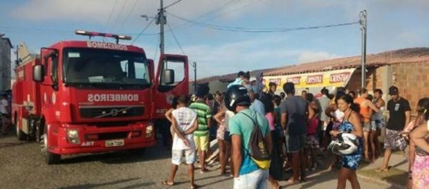 Homem tranca porta da casa, ateia fogo e mata cinco pessoas (Foto: Reprodução/Acorda Cidade) Homem tranca porta da casa, ateia fogo e mata cinco pessoas (Foto: Reprodução/Acorda Cidade)